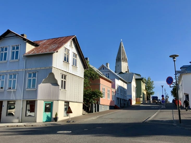 Située sur une colline, l’église Hallgrímskirkja domine toute la ville.