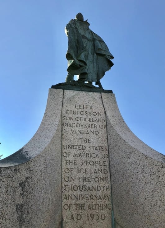 La statue représente le viking Leif Erikson, fils d'Erik le Rouge,