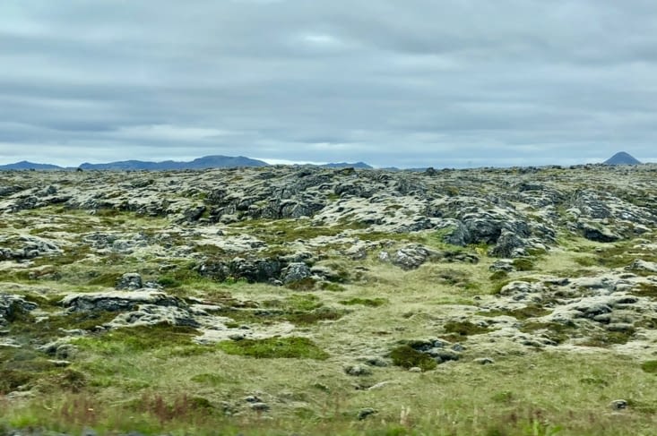 Sur la route entre l’aéroport et Reykjavik, la capitale de l’Islande.