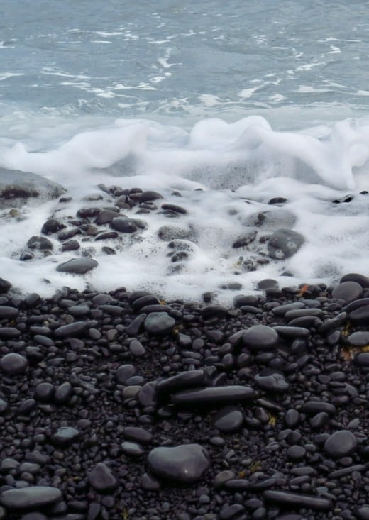 Après le sable blanc de la Calédonie, les galets noirs de l’Islande !
