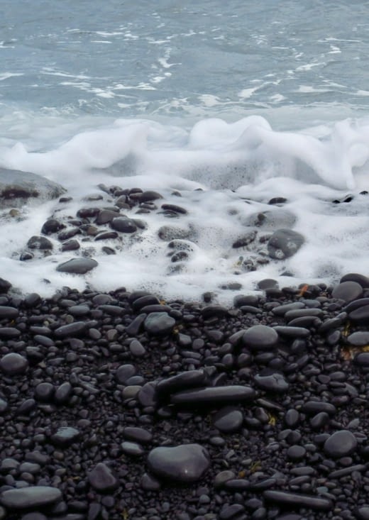 Après le sable blanc de la Calédonie, les galets noirs de l’Islande !