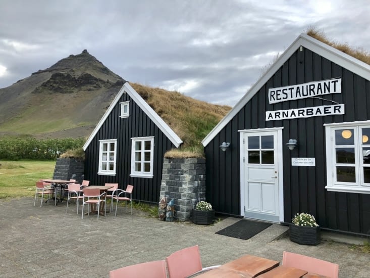 Des toits recouverts de tourbe et d’herbe, à la mode traditionnelle.