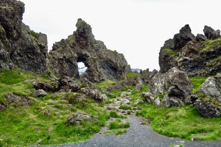 Sculptures de lave en descendant vers la plage.