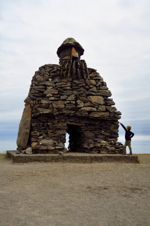 Juste au bord des falaises, un viking en pierres monte la garde.