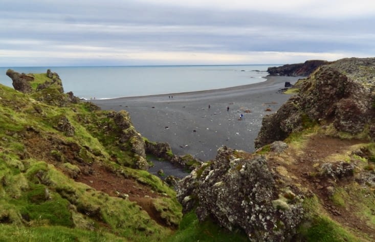 La plage de Djúpalónssandur, en galets noirs.