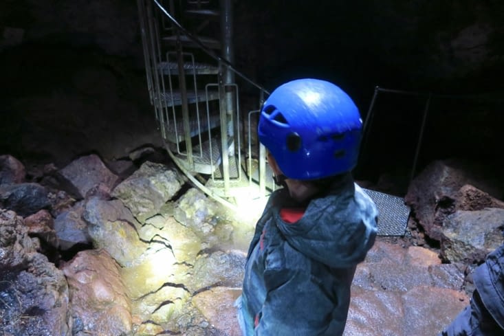 Équipés d’un casque et d’une lampe torche, on avance dans l’obscurité du tunnel.
