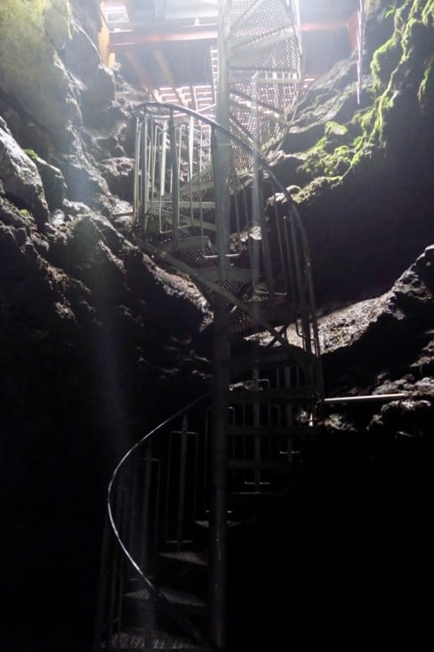 Un escalier nous emmène à 35 m de profondeur.