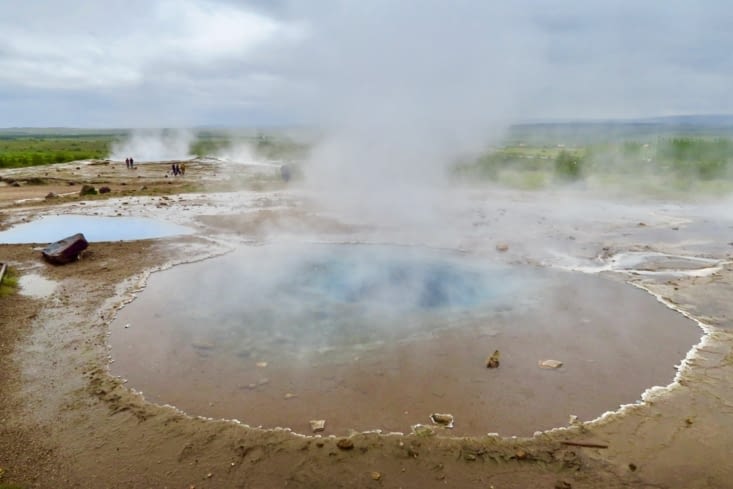 Le fameux Geysir, qui fume au fond à gauche, est un peu paresseux.