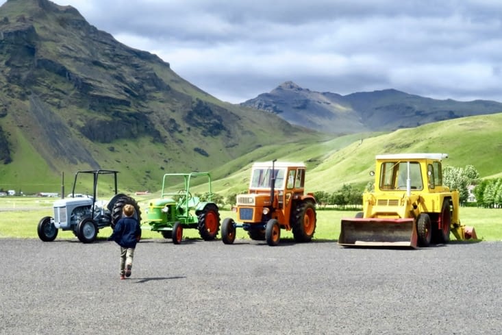 A l’extérieur, une collection de tracteurs forcément très attirante !