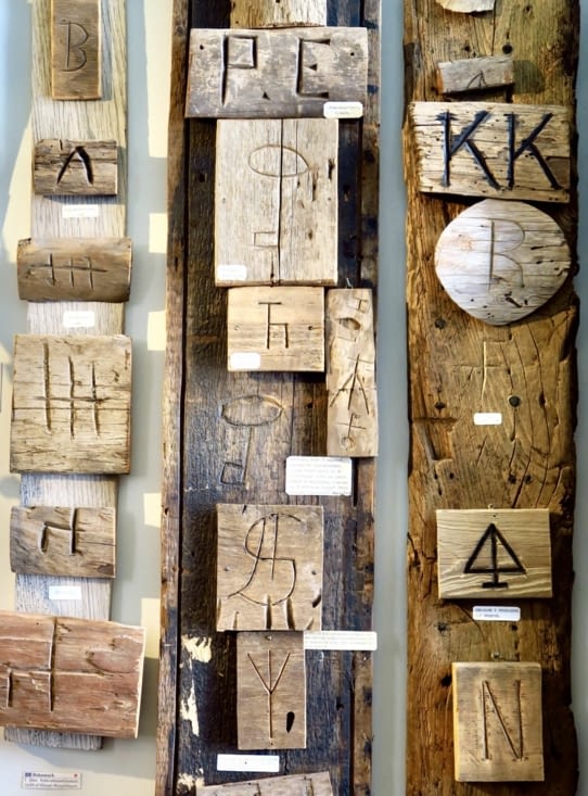 Des marques de bois flotté.