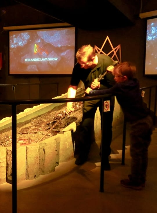 En refroidissant sur la glace, la lave cristallise et forme une croûte noire et brillante,