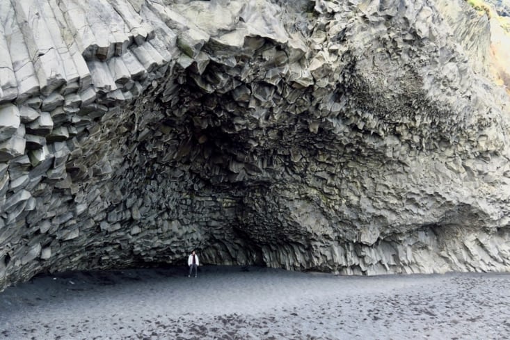 Derrière les « tuyaux » des orgues, une grotte profonde.