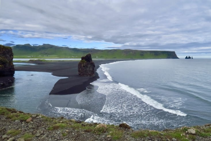 La plage de Reynisfjara, depuis les falaises de Dyrhólaey