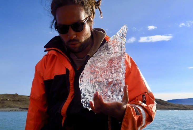 Le guide nous montre un morceau de glace transparente...