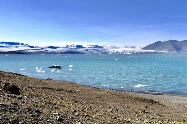 Le lac Jökulsárlón et, au fond, la langue du glacier.