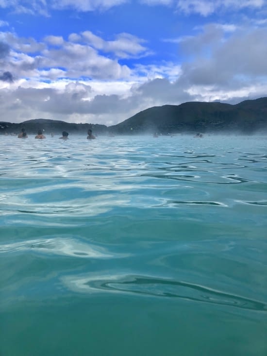 L’eau est a 39°, et sa couleur est dûe à des minéraux et des algues.