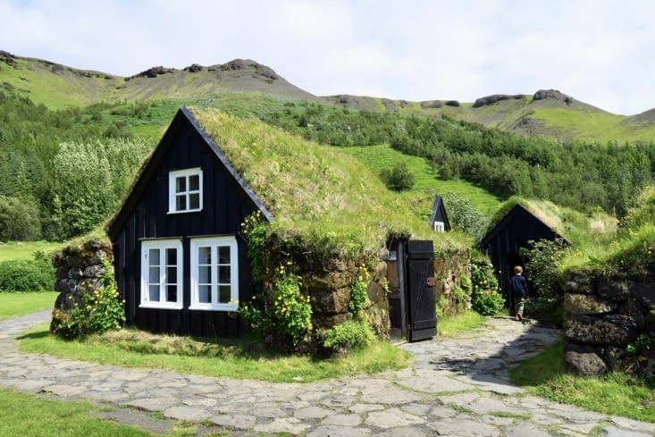 Les fameux toits recouverts de tourbe et d’herbe.
