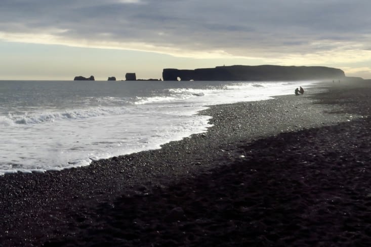 Les mêmes falaises de Dyrhólaey, vues depuis la plage de Reynisfjara.