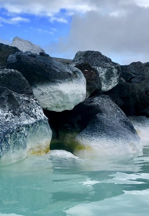 Le bassin est entouré de gros blocs de lave noire,