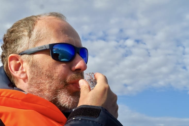 On peut même y goûter : très froid mais très pur !