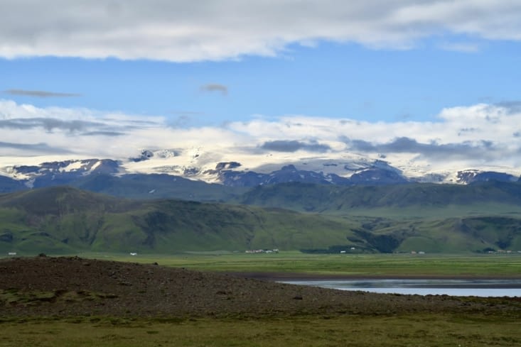Pour atteindre l’autre côté de la plage de sable noir,