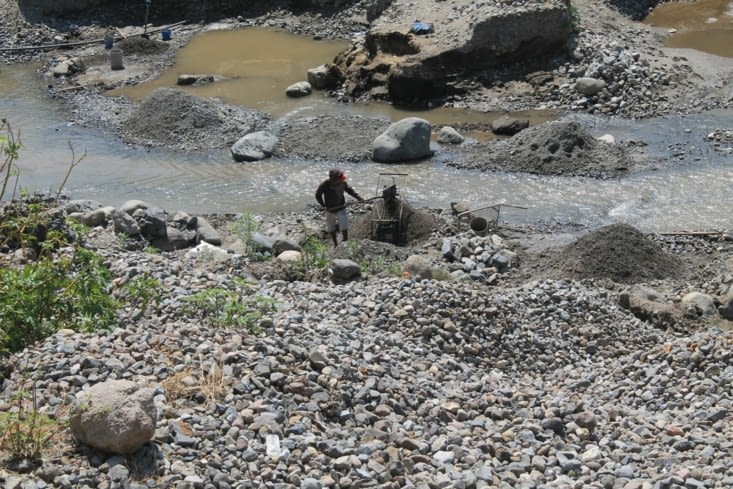 La rivière et les chercheurs de minéraux