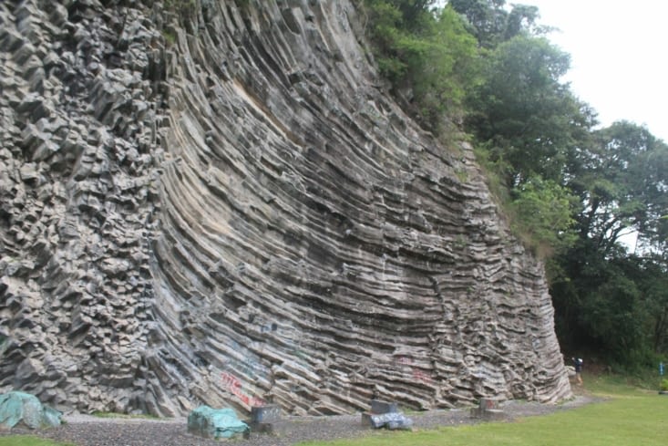 Sur la route retour, une belle  falaise