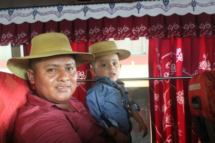 Un. Papa et son fils ultra fier de prendre la pose