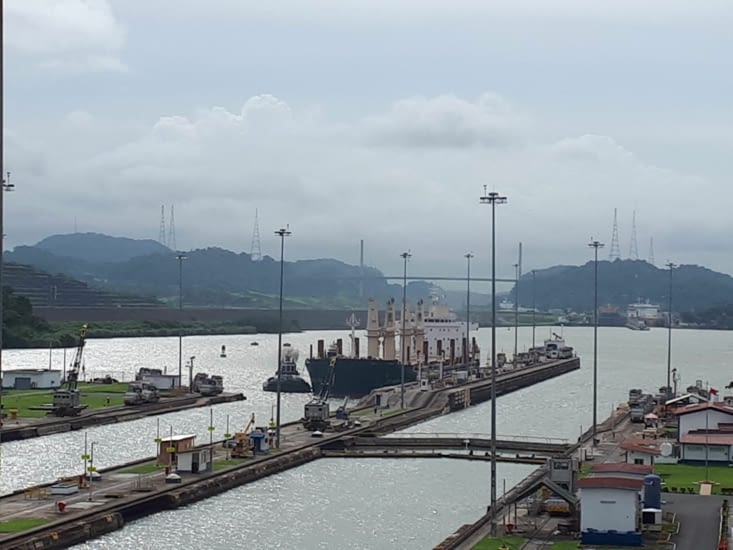Arrivé du bateau de l Atlantique passage de l écluse direction Pacifique