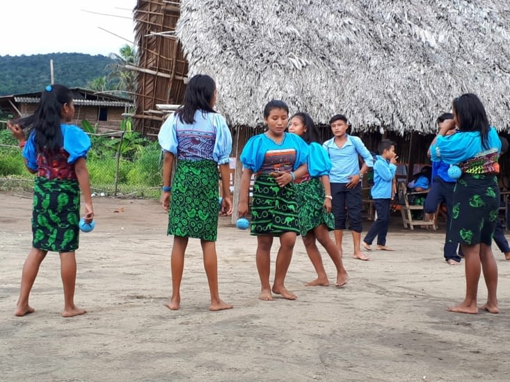 Les jeunes vont danser pour nous faire  connaître leur tradition