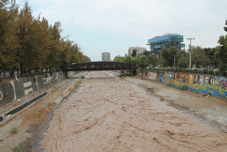 Tracts et slogans  sur le chemin, affichés sur murs, arbres et autres...