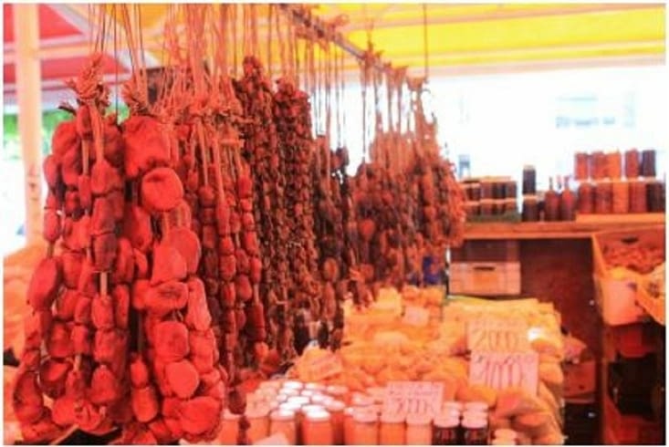 Ici pas de collier de nouilles mais   Collier de moules séchées