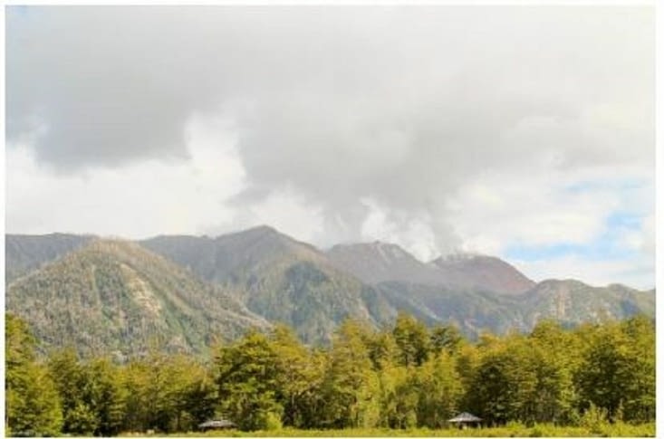Camping non loin du volcan Chaiten, qui fume doucement