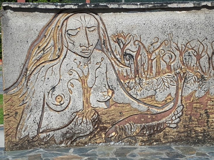 Sculpture sur la place