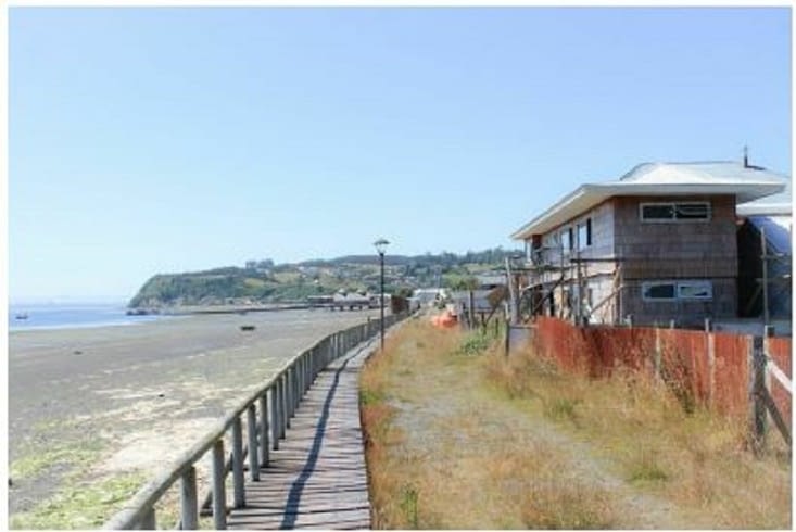 Plage où les femmes font séchées les algues
