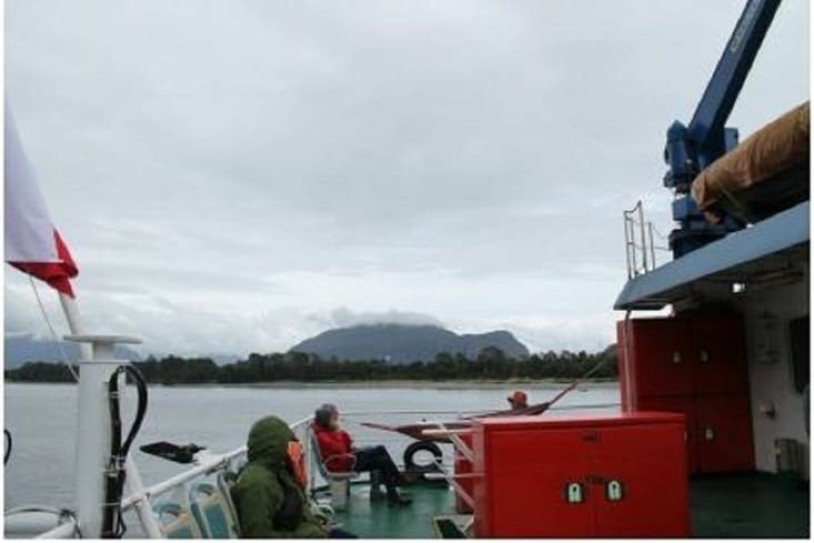 D'autres ont accrochés un hamac à l'arrière du navire