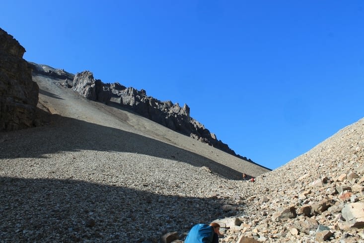 C'est un peu raide et ces cailloux ça glisse