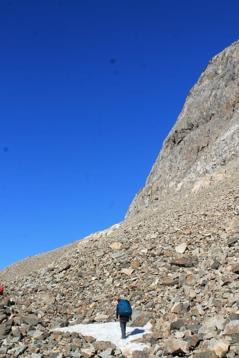 Un challenge de plus, le sentier passe au milieu des névés
