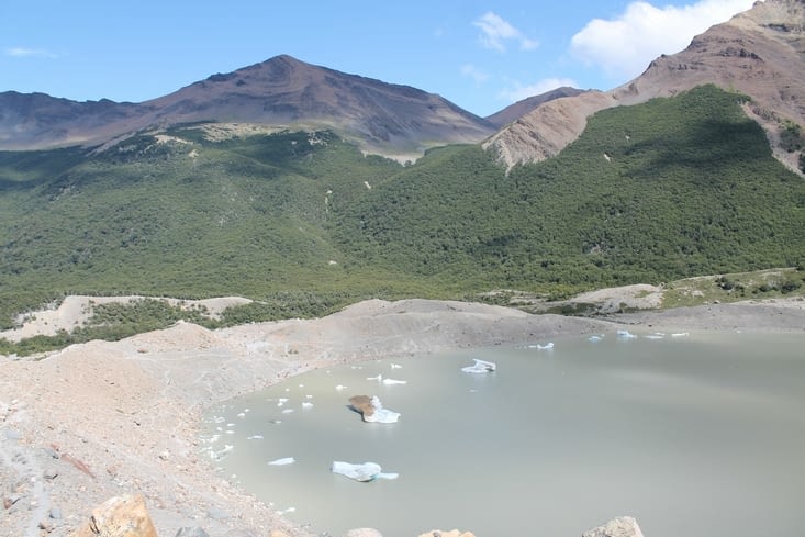 Je suis en bas à observer les icebergs