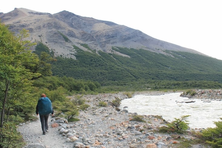 Nous continuons le parcours, il nous faut aller derrière cette montagne