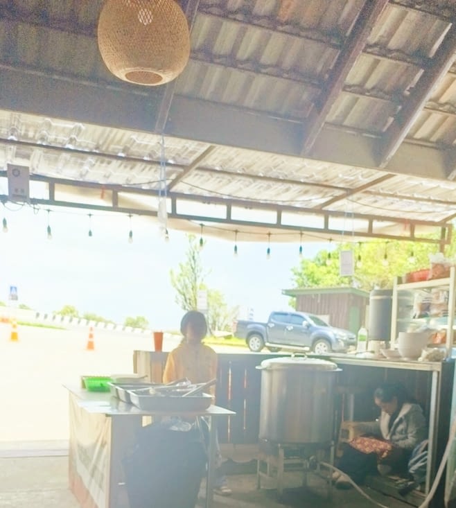 Pause déjeuner dans la parc national ou vivent des Karen, population ethnique.