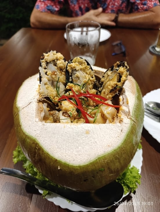 Le dîner de Nat, fruits de mer et poisson à la coco dans la coco