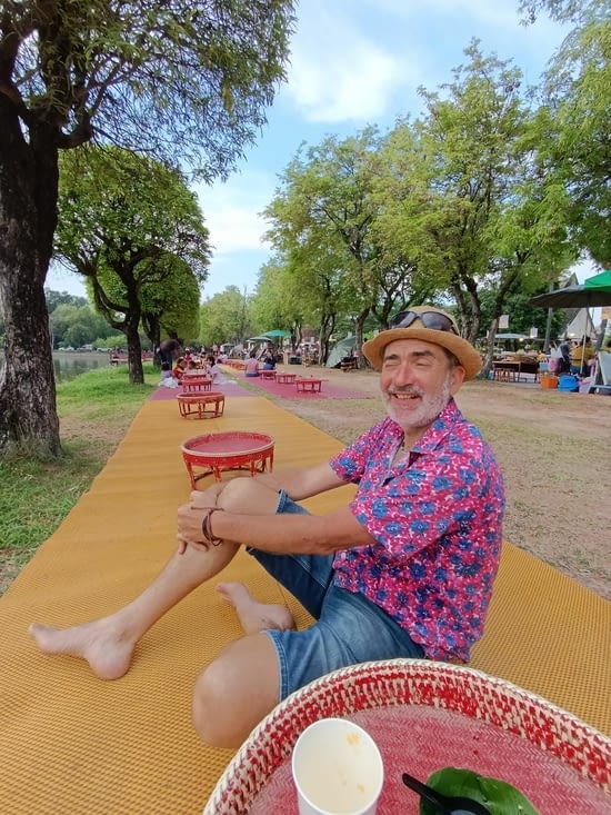 Sukhothai marché pour le coucher du soleil