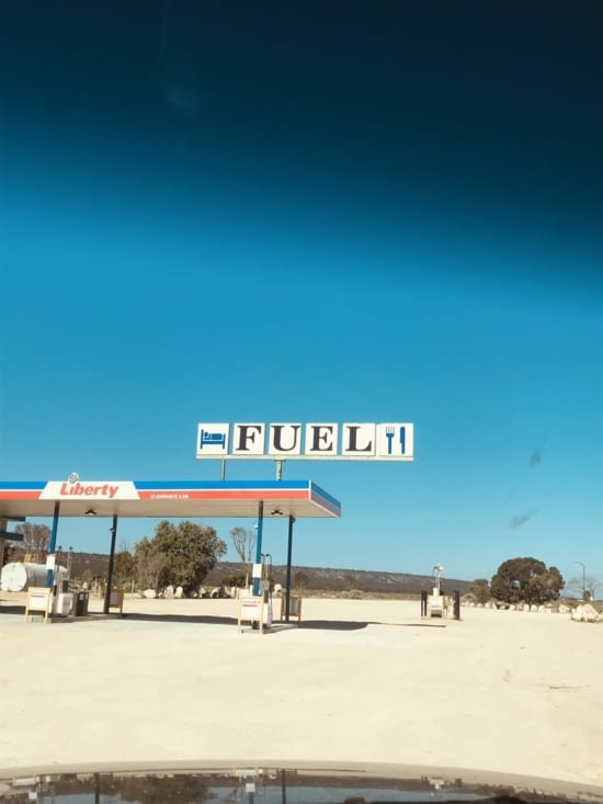 L’essence ou l’or du désert ? heureusement nous avions prévu les jerricans !! ???