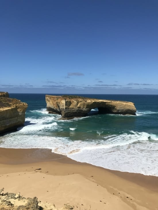 They call it the London Bridge (dont une partie s’est écroulée)