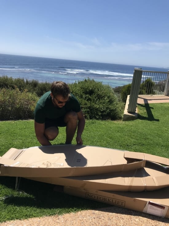 Déballage du paquet sur le spot ! Vite les vagues n’attendent pas !