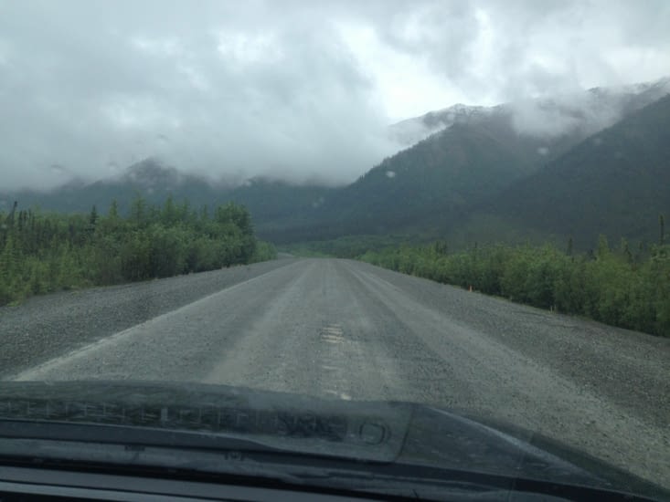 Visez un peu la gueule de la route... c'est l'Alaska Highway quand même...