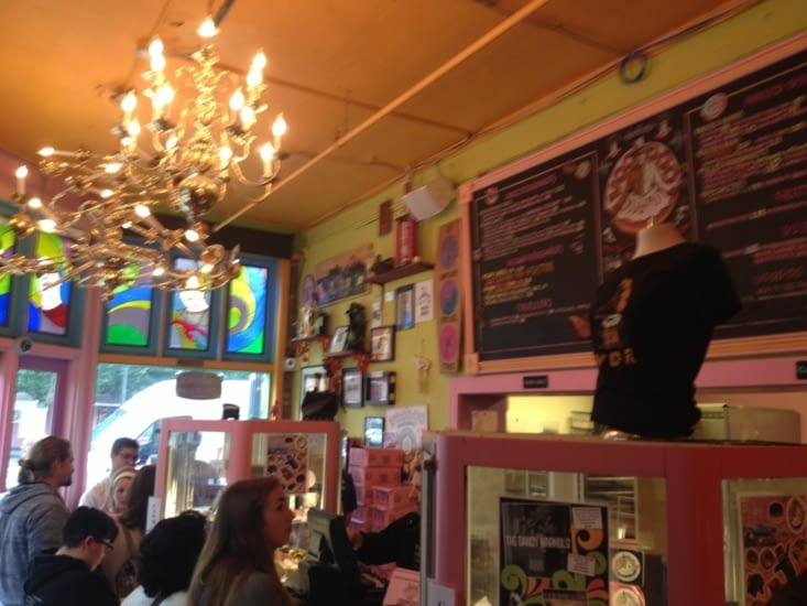 LE VENDEUR DE DONUTS !!! (La photo est flou... l'excitation liée à tout ce sucre probablement ^^)