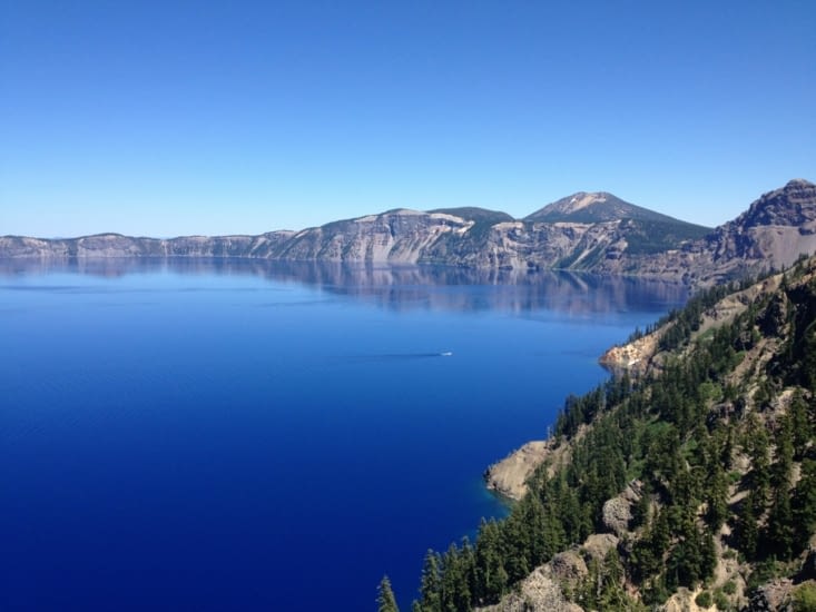 Le Mont Scott 2723m, point culminant du complexe volcanique. Le volcan Mazama (volcan à l'origine du cratère) atteignait les 3600m avant l'éruption qui entraîna son effondrement et la création de la caldeira.