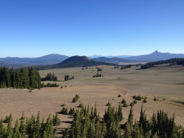 Prairie au nord-ouest du cratère avec vue sur d'autres volcans et montagnes de la chaîne des Cascades
